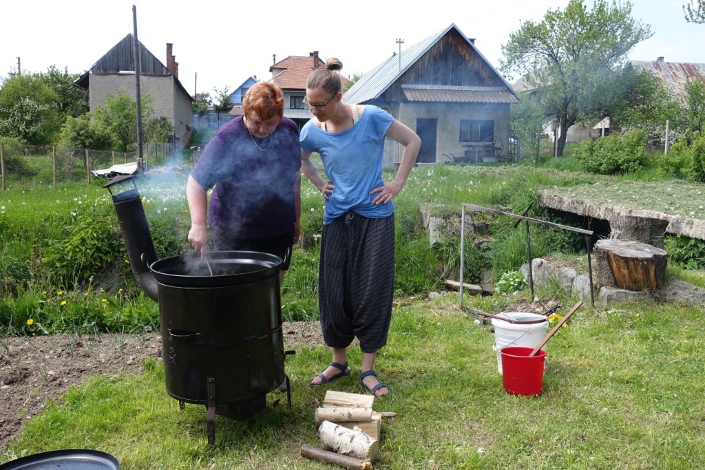 Gulasch wird in der Gartenküche gemacht - faszinierend!