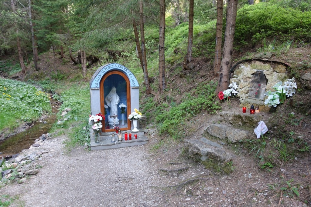 kleine Kapelle im Wald