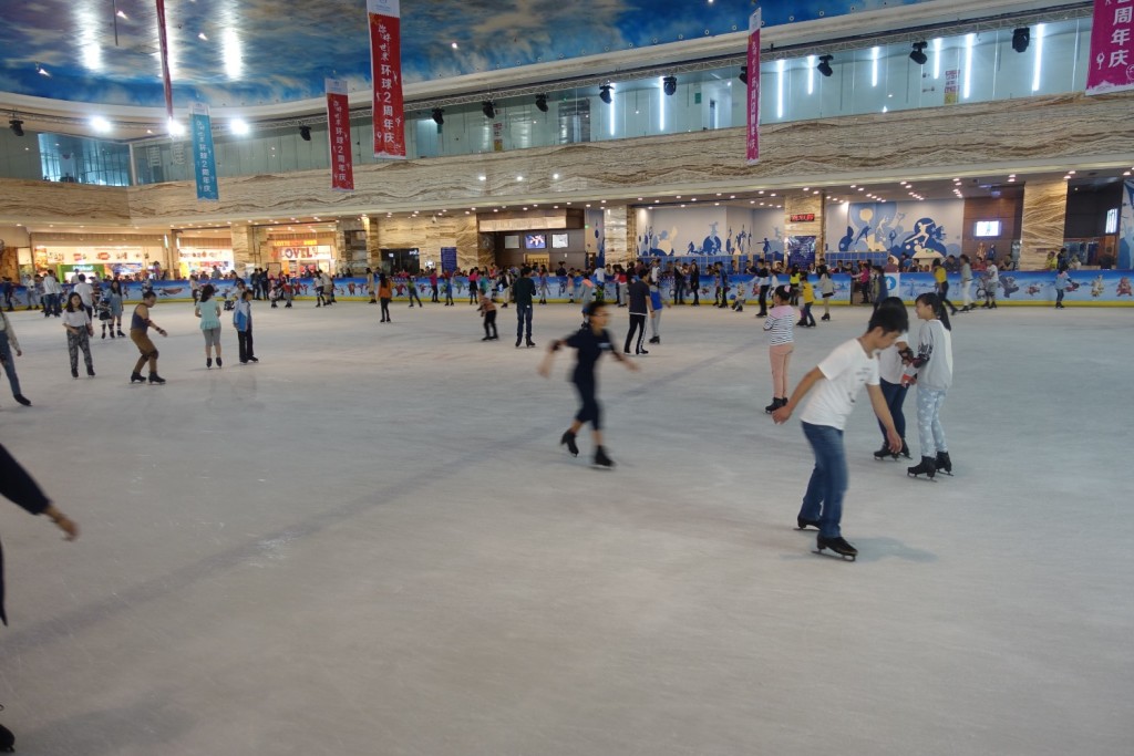 Eislaufhalle