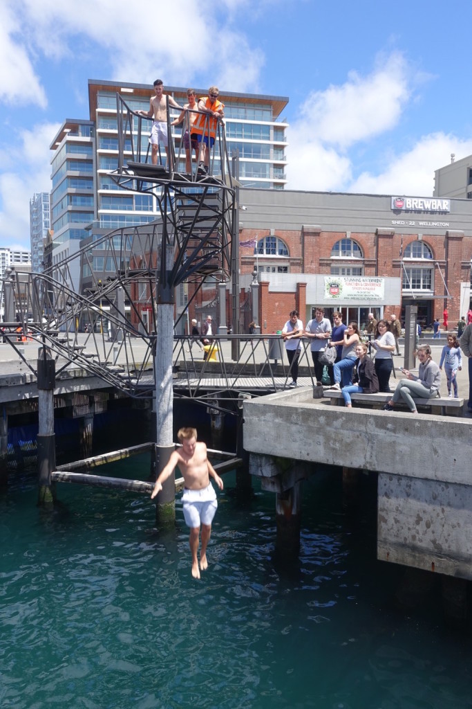 mitten in der Stadt ins Meer springen